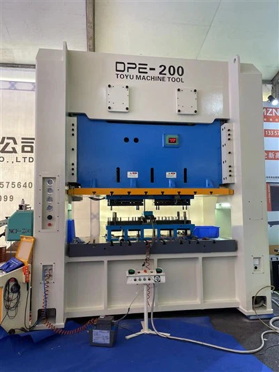 Metalo lakštų štampavimo mašina